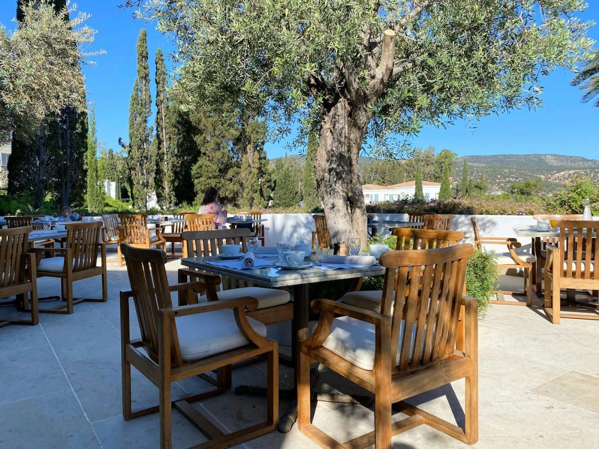 Cómo limpiar muebles de madera exterior: todo lo que debes saber